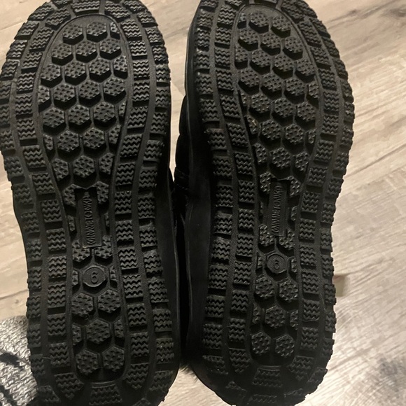 Minnetonka black faux fur lined women’s Slip-On Shoes size 6 - Picture 3 of 8